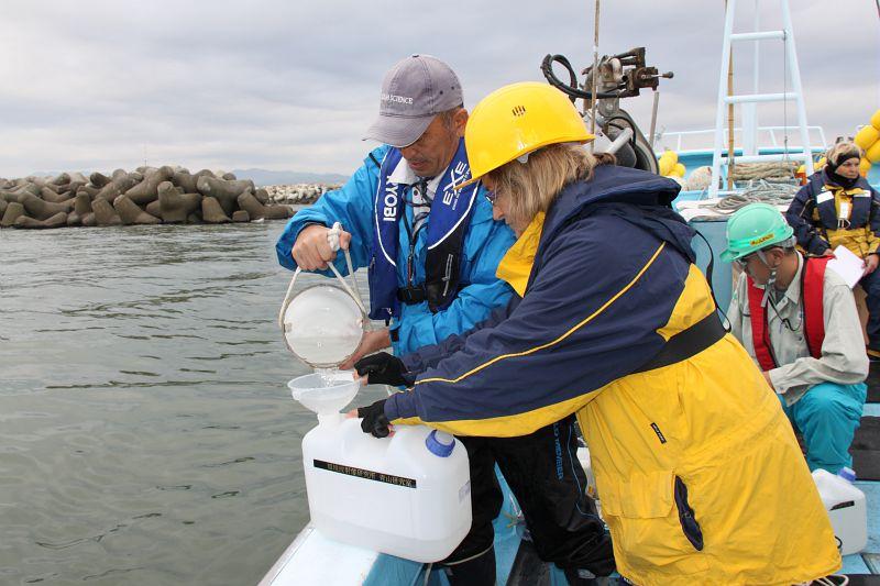 Sabine Charmasson, chercheuse en radioécologie au Laboratoire d'études radioécologiques en milieu continental et marin (LERCM), et l'équipe du l'Institute of Environmental Radioactivity de l'Université de Fukushima, filtrent l'eau de mer prélevée.Au fond à droite, Mirelle Arnaud, chercheuse au LERCM - © Médiathèque IRSN